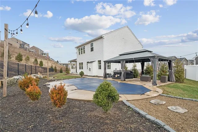 a view of a house with backyard
