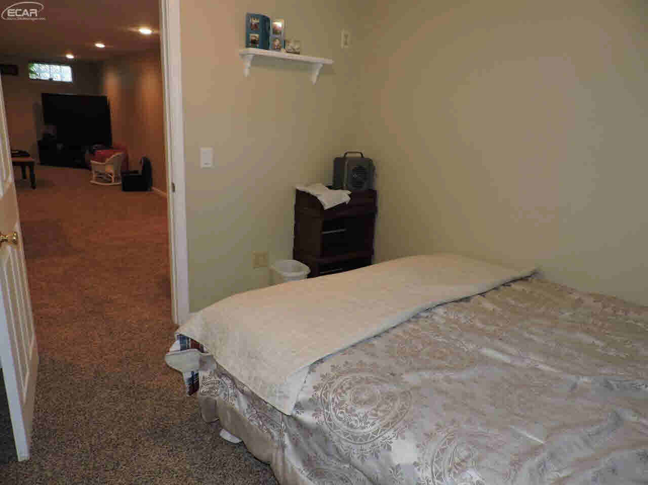 1388 Seymour Road Flint, MI 48532 - Photo 30 of 41 21235205-29.JPG