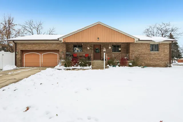 $395,000 | 2300 Bellaire Court, Des Plaines, IL 60016