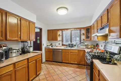 $395,000 | 2300 Bellaire Court, Des Plaines, IL 60016