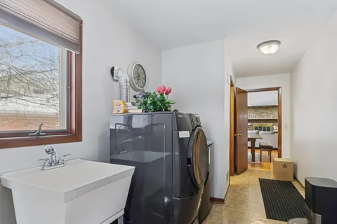 $395,000 | 2300 Bellaire Court, Des Plaines, IL 60016