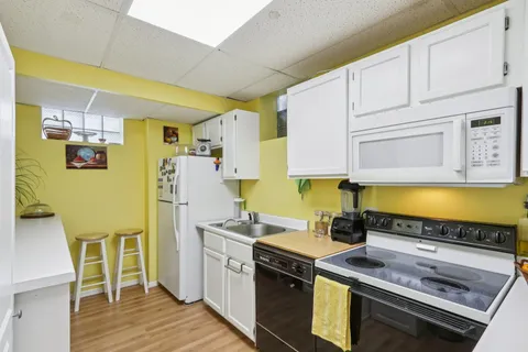 $395,000 | 2300 Bellaire Court, Des Plaines, IL 60016