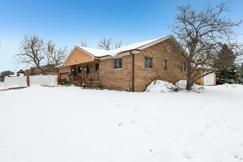 $395,000 | 2300 Bellaire Court, Des Plaines, IL 60016