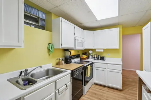 $395,000 | 2300 Bellaire Court, Des Plaines, IL 60016