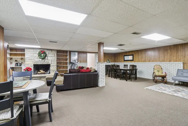 $395,000 | 2300 Bellaire Court, Des Plaines, IL 60016