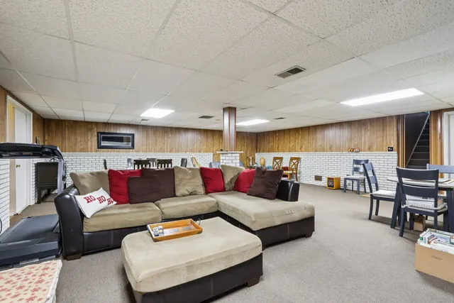 $395,000 | 2300 Bellaire Court, Des Plaines, IL 60016