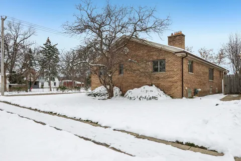 $395,000 | 2300 Bellaire Court, Des Plaines, IL 60016