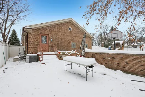 $395,000 | 2300 Bellaire Court, Des Plaines, IL 60016