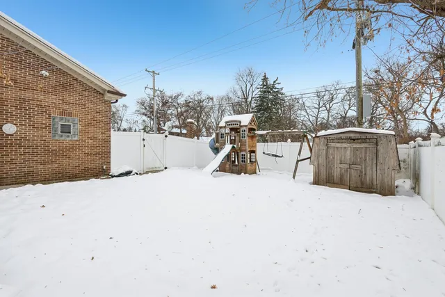 $395,000 | 2300 Bellaire Court, Des Plaines, IL 60016