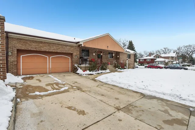 $395,000 | 2300 Bellaire Court, Des Plaines, IL 60016