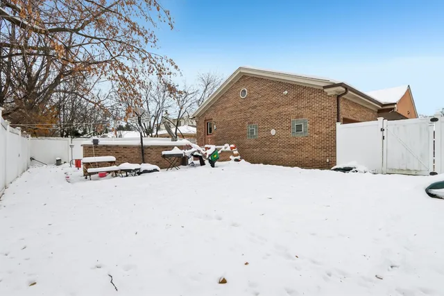 $395,000 | 2300 Bellaire Court, Des Plaines, IL 60016