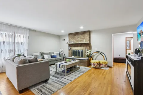 $395,000 | 2300 Bellaire Court, Des Plaines, IL 60016