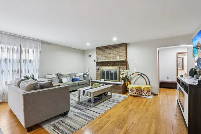 $395,000 | 2300 Bellaire Court, Des Plaines, IL 60016