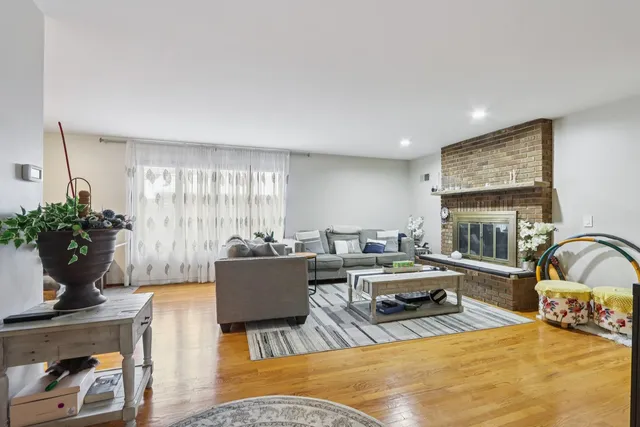 $395,000 | 2300 Bellaire Court, Des Plaines, IL 60016