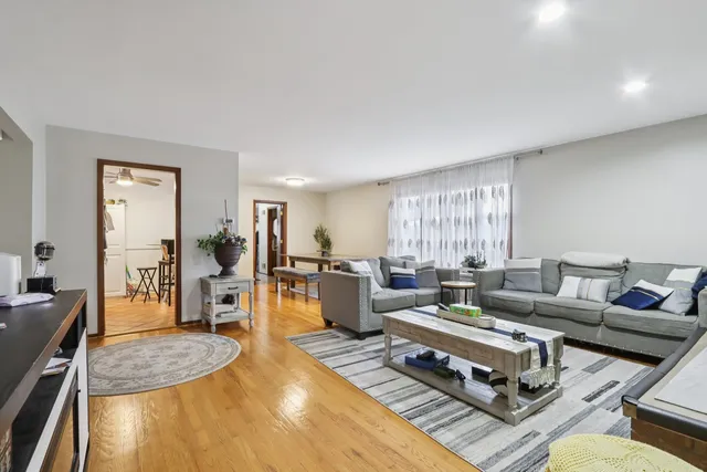 $395,000 | 2300 Bellaire Court, Des Plaines, IL 60016