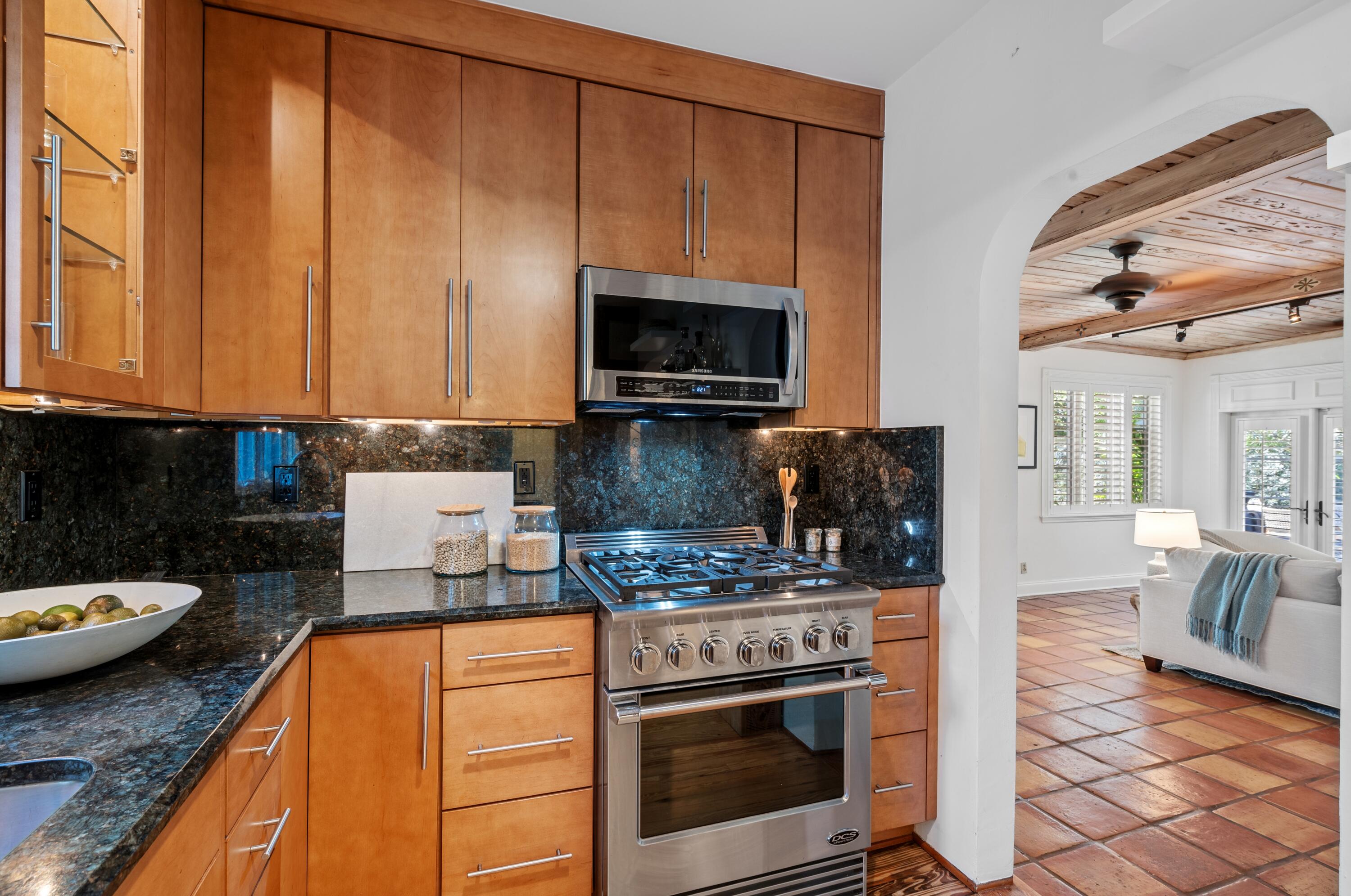895 Hibiscus Street Boca Raton, FL 33486 - Photo 10 of 33 895 Hibiscus Street