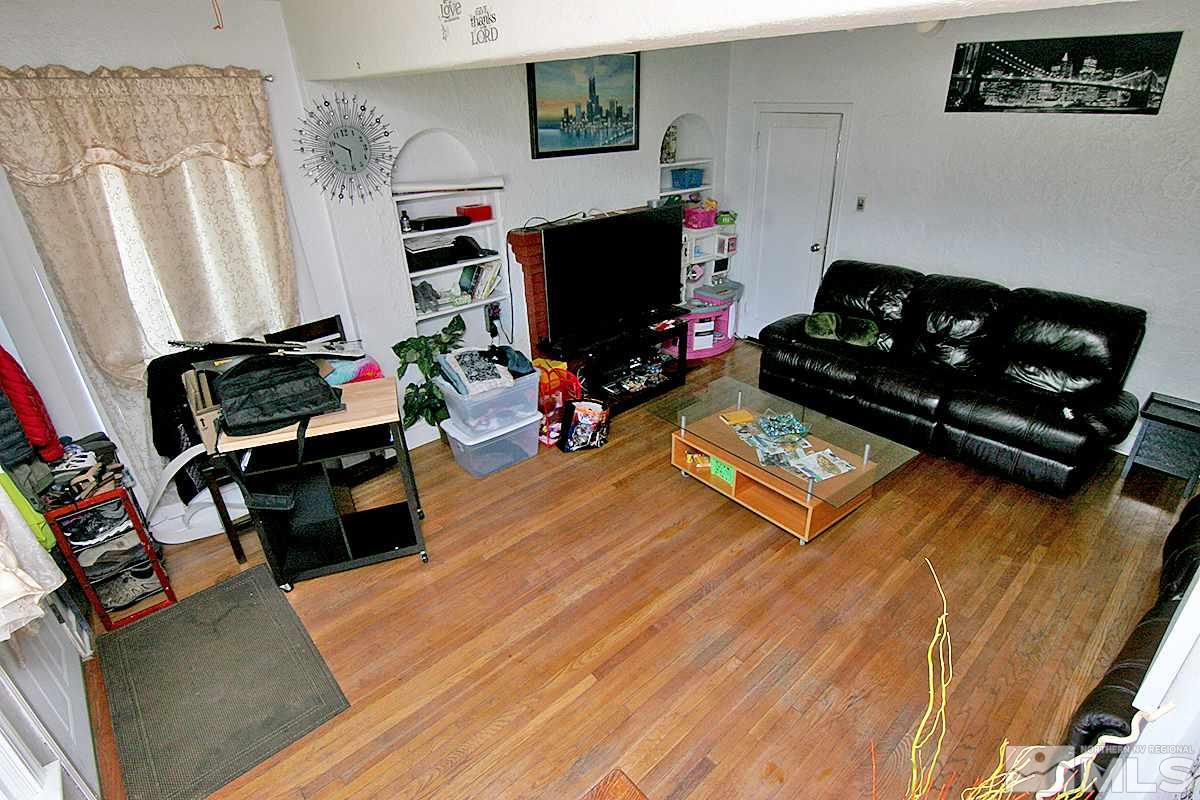 530 East Taylor Street Reno, NV 89502 - Photo 5 of 25 a room with furniture and a flat screen tv