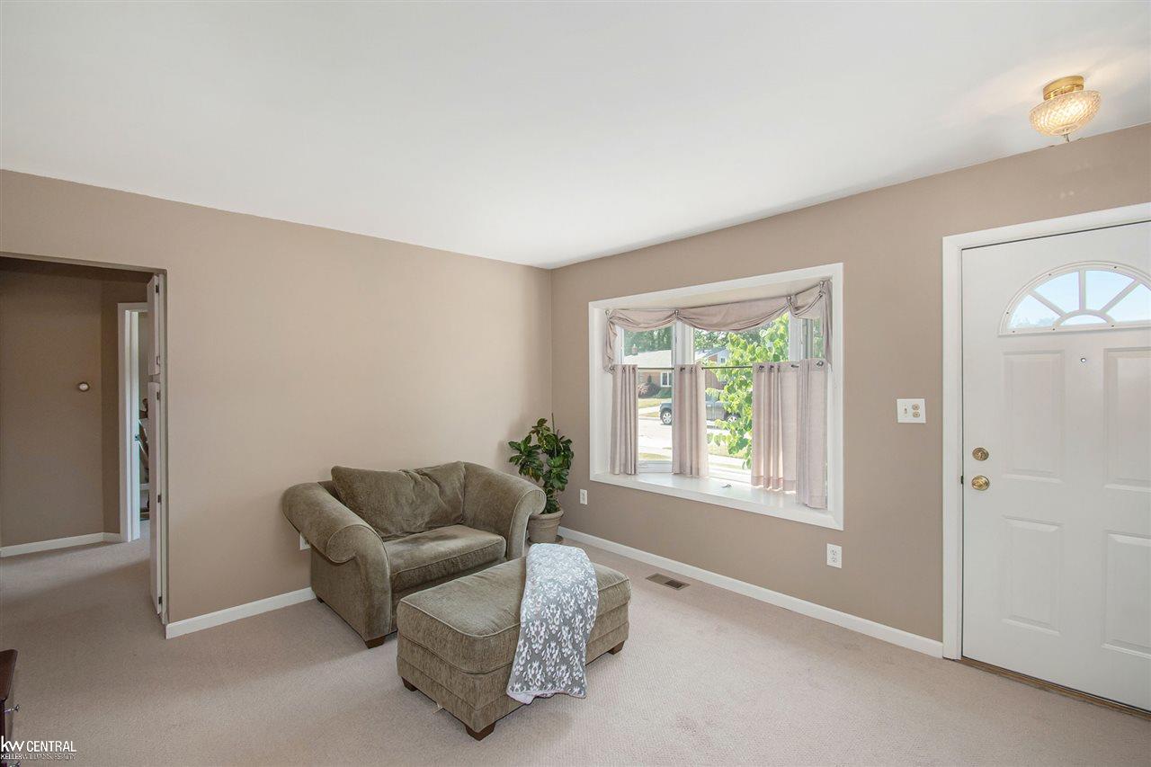 18049 Rainbow Road Fraser, MI 48026 - Photo 5 of 25 50017346-4.JPG