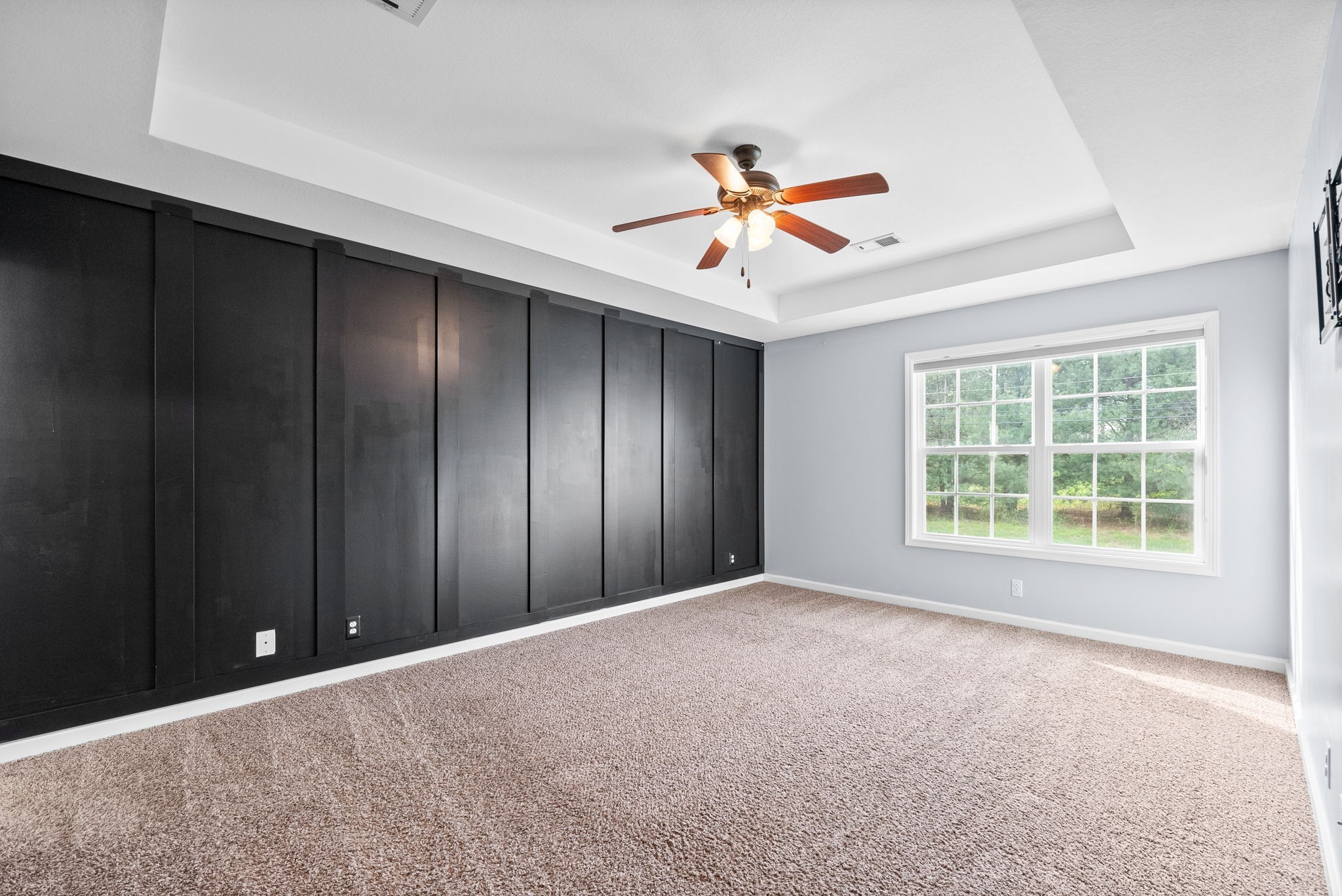 1563 Hazelwood Road Clarksville, TN 37042 - Photo 20 of 43 an empty room with windows and fan