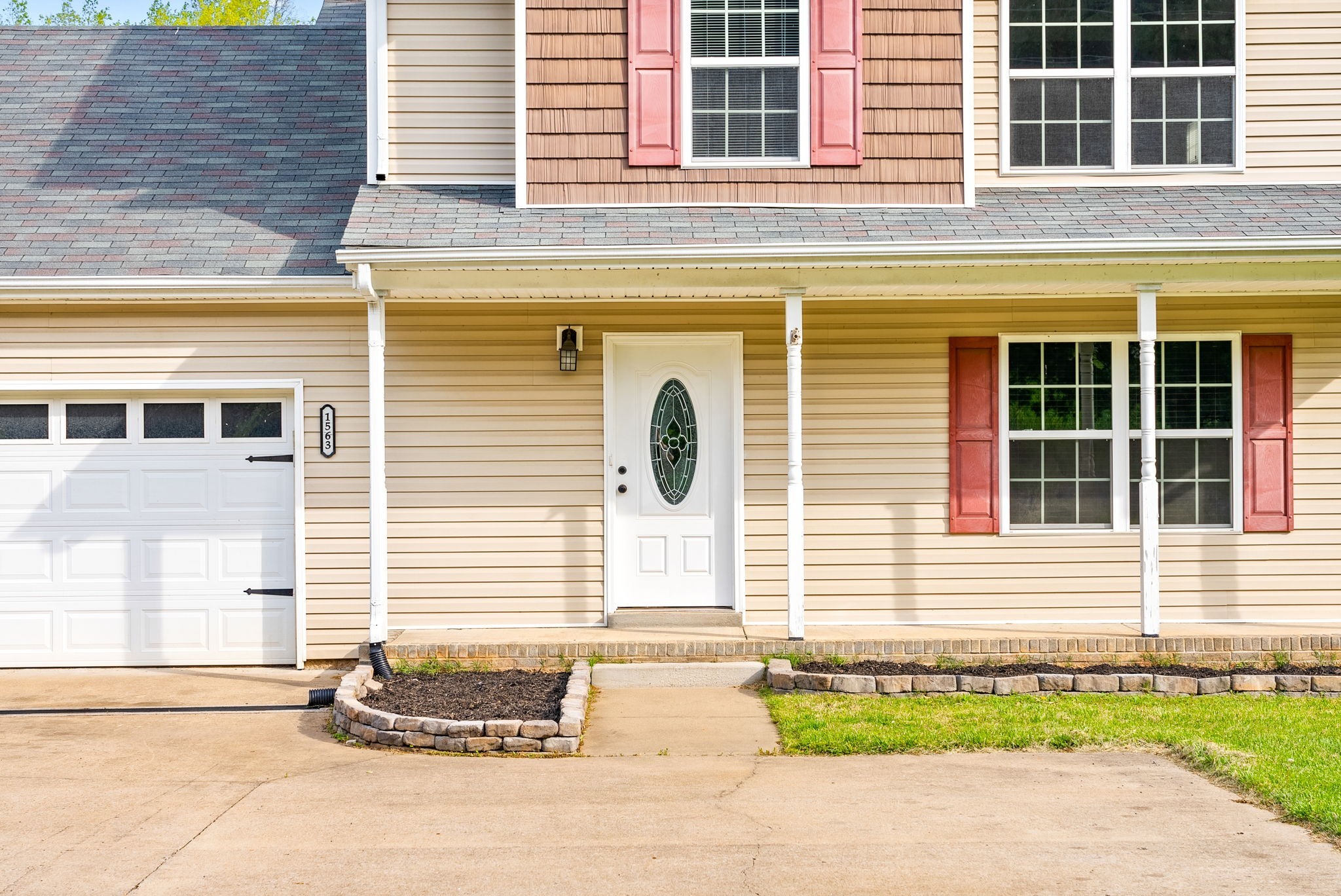 1563 Hazelwood Road Clarksville, TN 37042 - Photo 7 of 43 a front view of a house