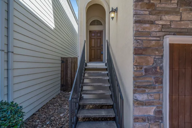 a view of a entrance of the house