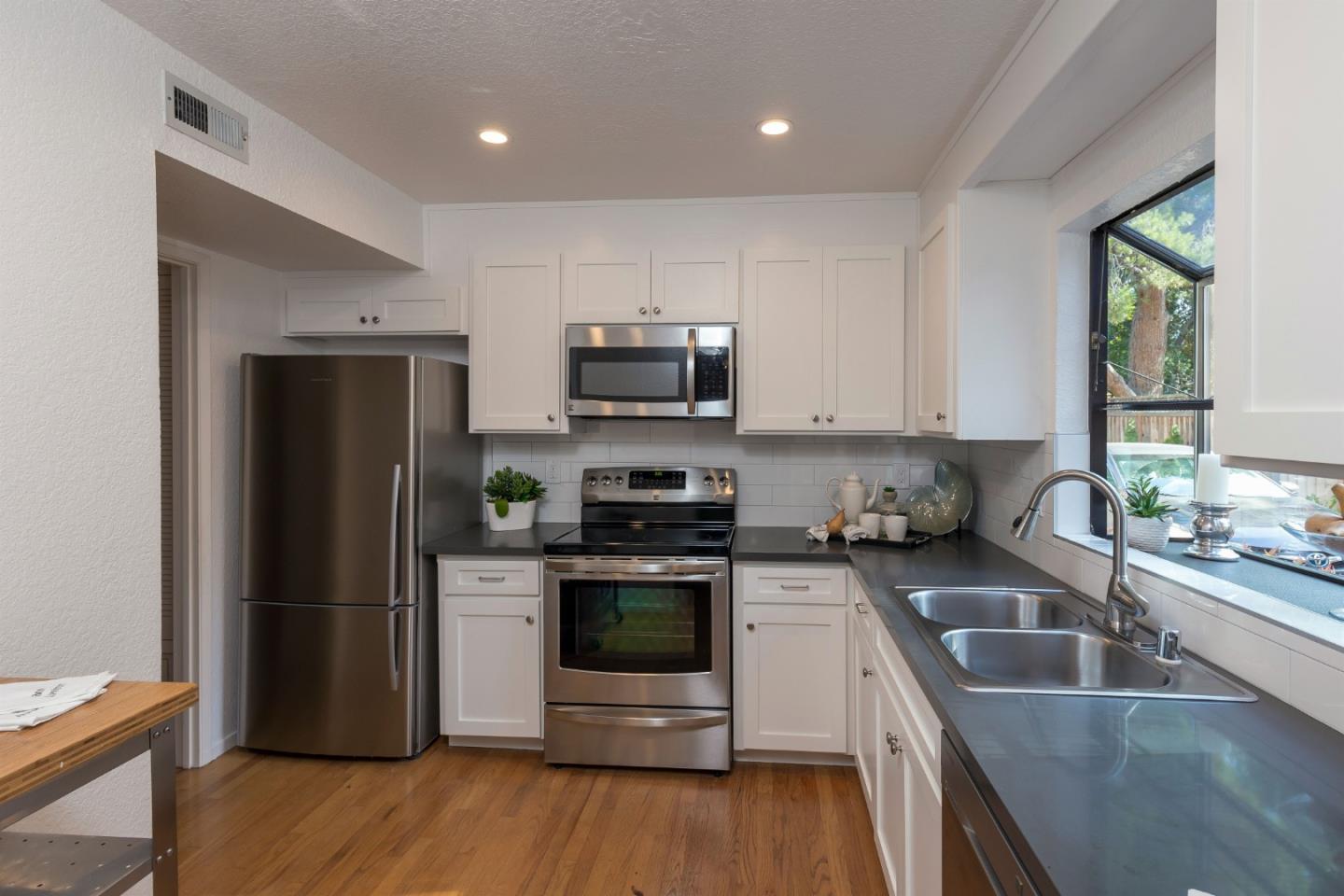 159 Gladys Avenue Mountain View, CA 94043 - Photo 2 of 20