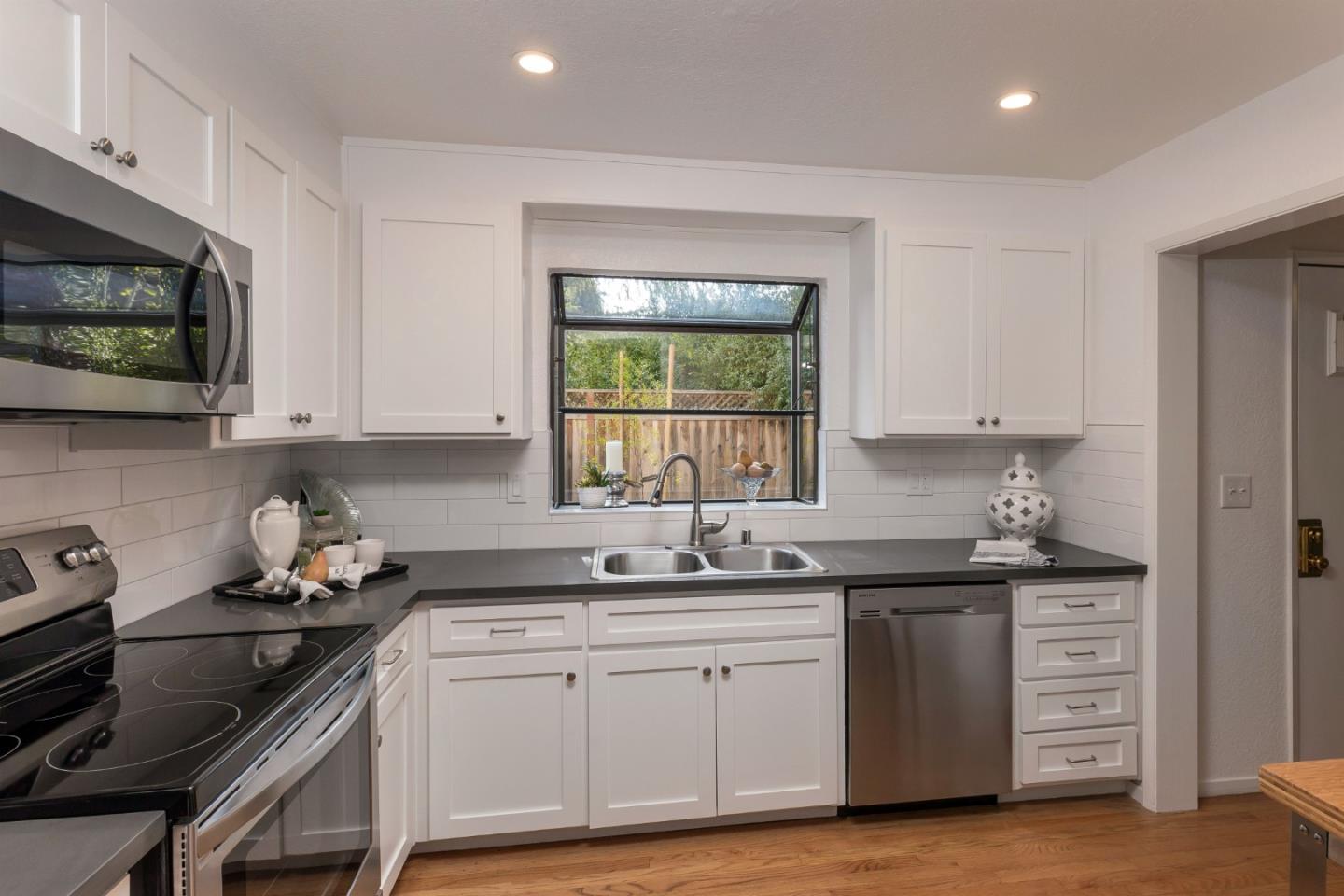 159 Gladys Avenue Mountain View, CA 94043 - Photo 3 of 20