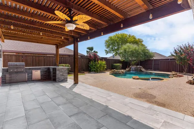 a view of a backyard