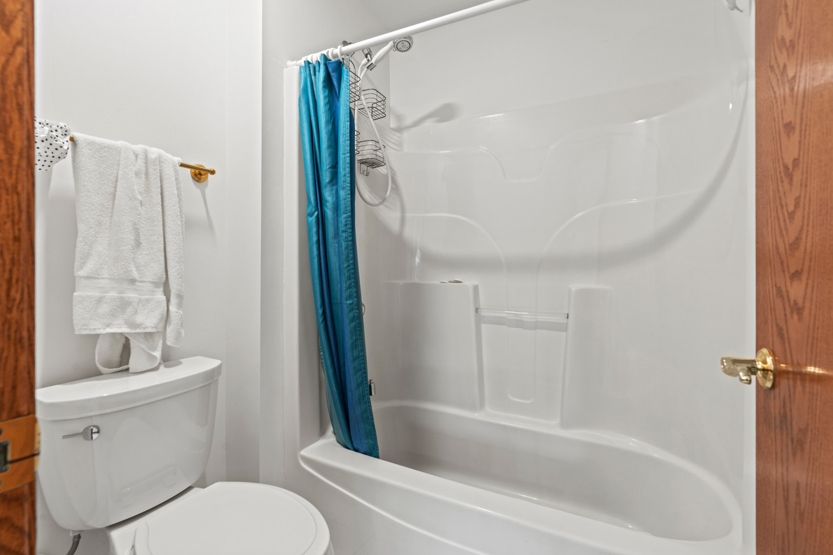 2344 Forest Avenue Rolling Meadows, IL 60008 - Photo 19 of 29 a bathroom with a sink toilet and shower