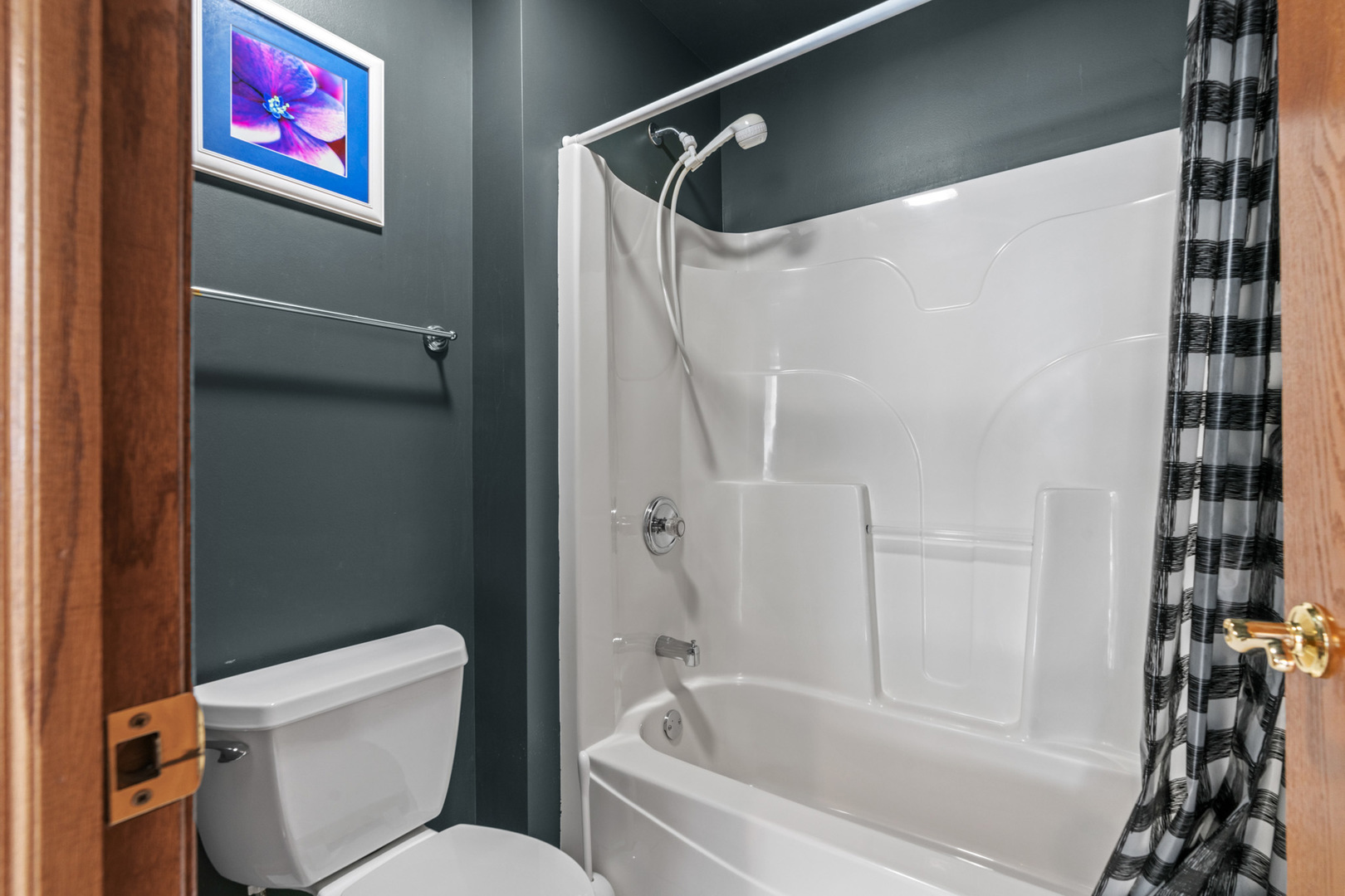 2344 Forest Avenue Rolling Meadows, IL 60008 - Photo 21 of 29 a bathroom with a toilet and a bathtub
