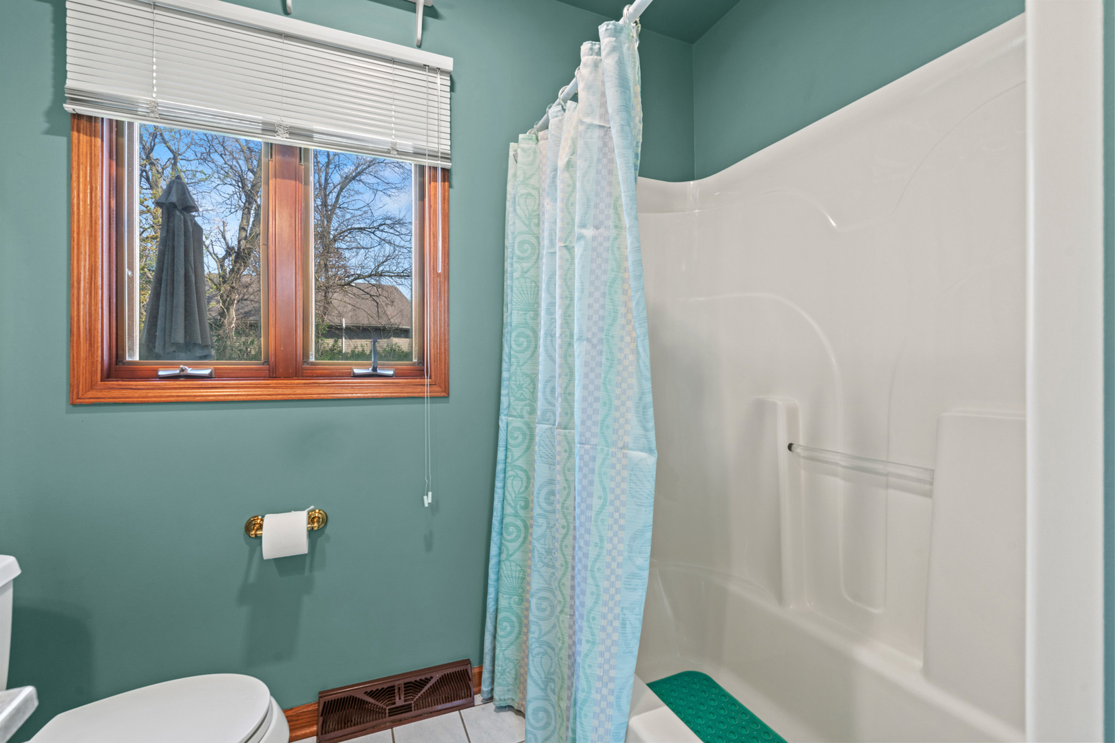 2344 Forest Avenue Rolling Meadows, IL 60008 - Photo 8 of 29 a bathroom with a toilet and a shower
