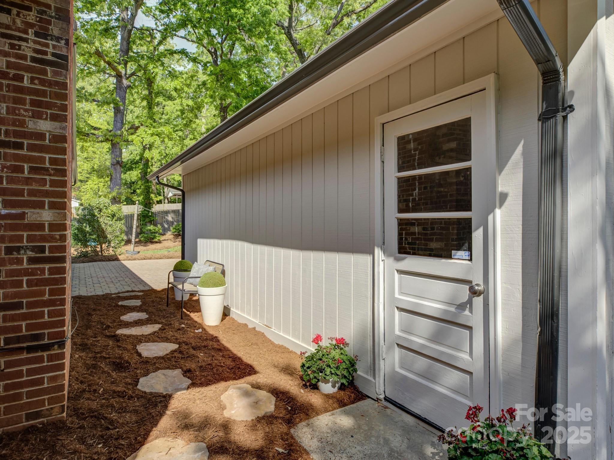 5601 Londonderry Road Charlotte, NC 28210 - Photo 31 of 42 a backyard of a house with lots of green space
