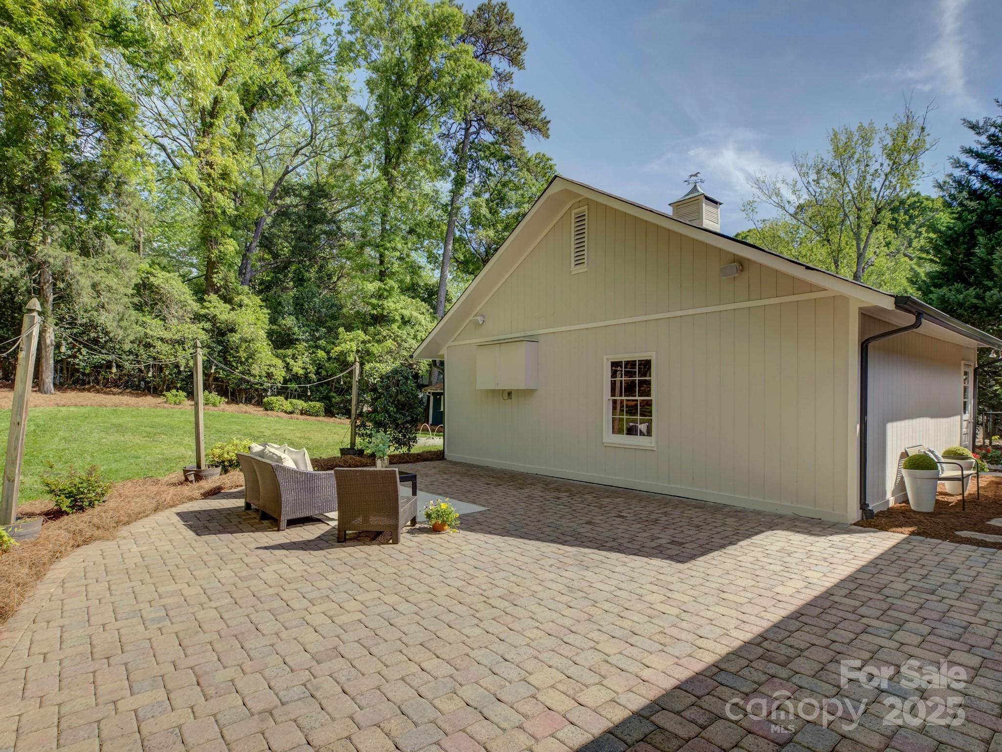5601 Londonderry Road Charlotte, NC 28210 - Photo 33 of 42 a backyard of a house with seating space