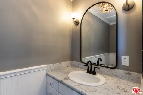 $1,699,999 | 3661 Sunswept Drive, Studio City, CA 91604