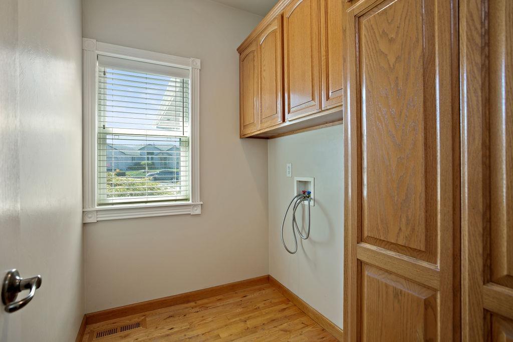 914 Ridgeview Drive Eagle Point, OR 97524 - Photo 33 of 34 a view of a room with rack on the wall