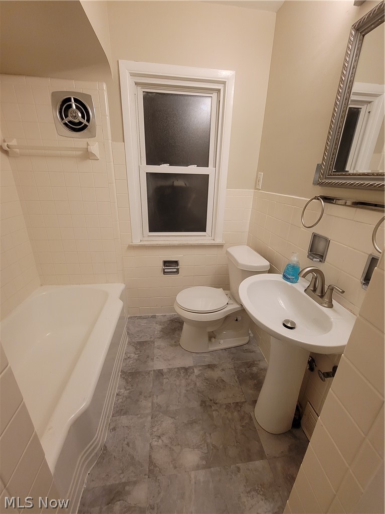 4245 Lambert Road Cleveland, OH 44121 - Photo 12 of 34