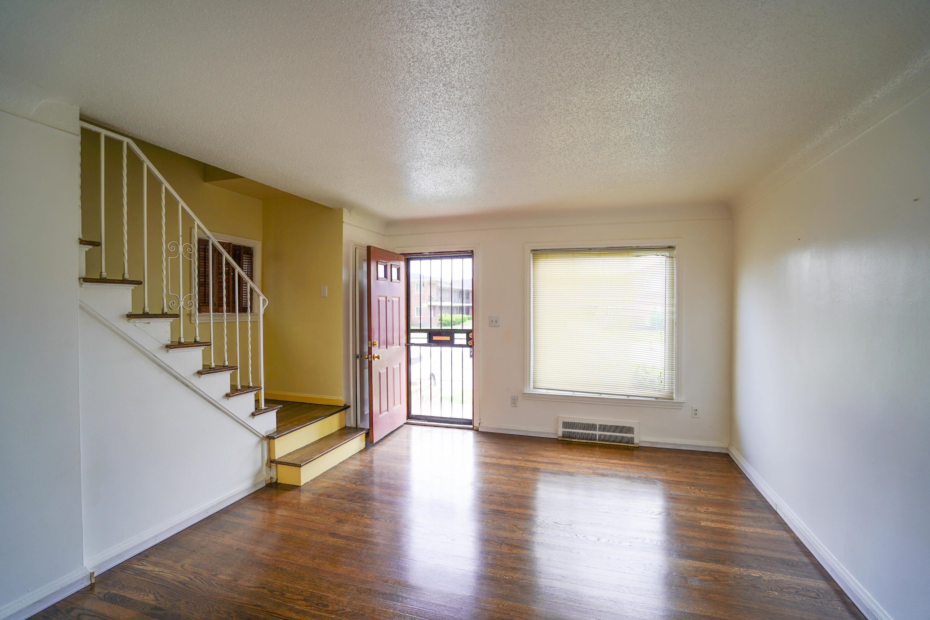 17199 Meyers Road Detroit, MI 48235 - Photo 5 of 10 Meyers Living