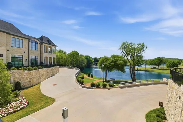 a view of a fountain in front of a house