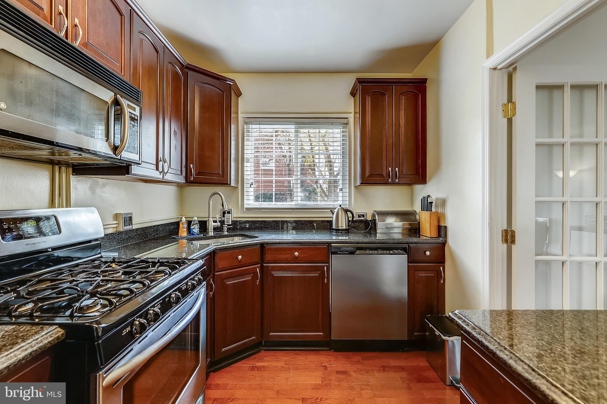 3710 Gunston Road, Unit 920 Alexandria, VA 22302 - Photo 4 of 15 Updated Kitchen with Granite & Stainless