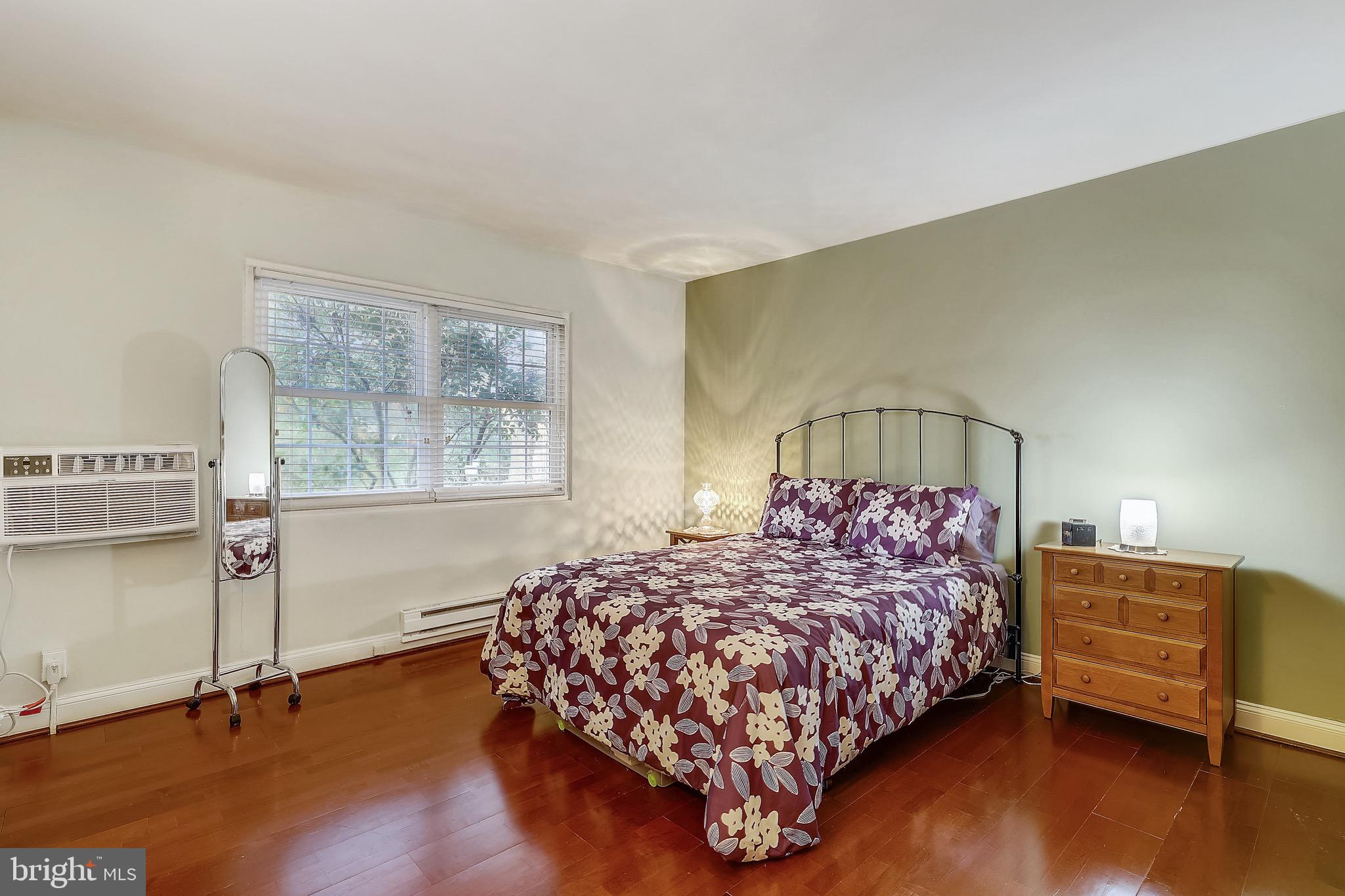 3710 Gunston Road, Unit 920 Alexandria, VA 22302 - Photo 8 of 15 Large Bedroom