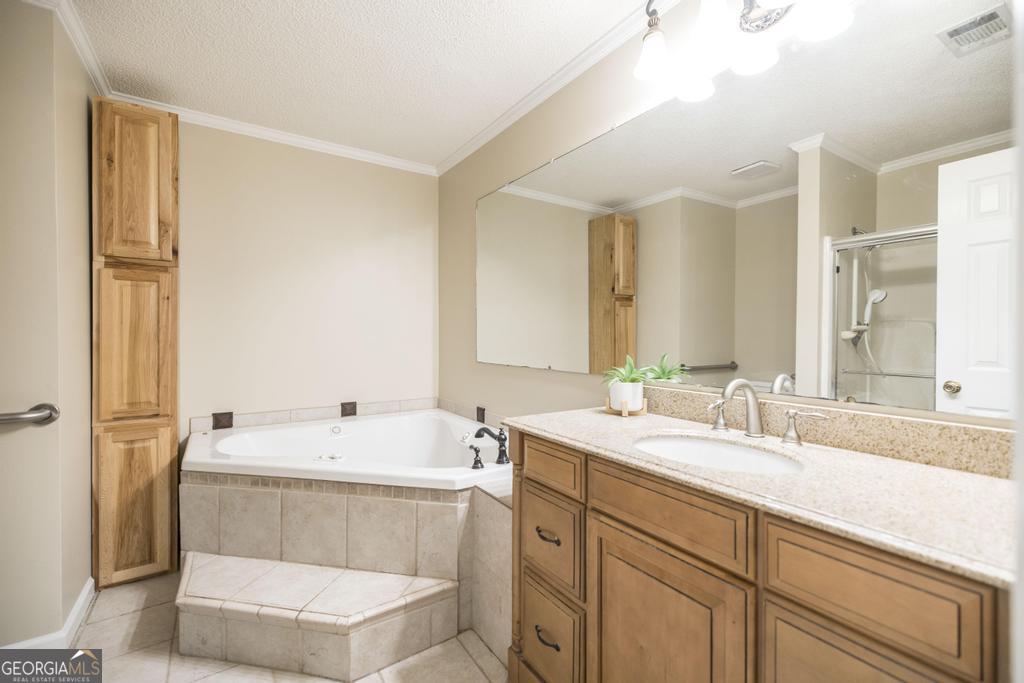 925 West Tanglewood Drive Dublin, GA 31021 - Photo 25 of 43 a bathroom with a sink and a bathtub