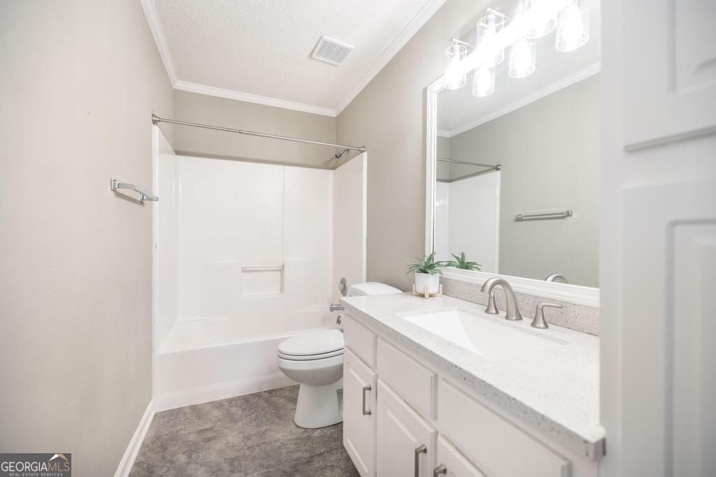 925 West Tanglewood Drive Dublin, GA 31021 - Photo 29 of 43 a bathroom with a sink a toilet and a mirror
