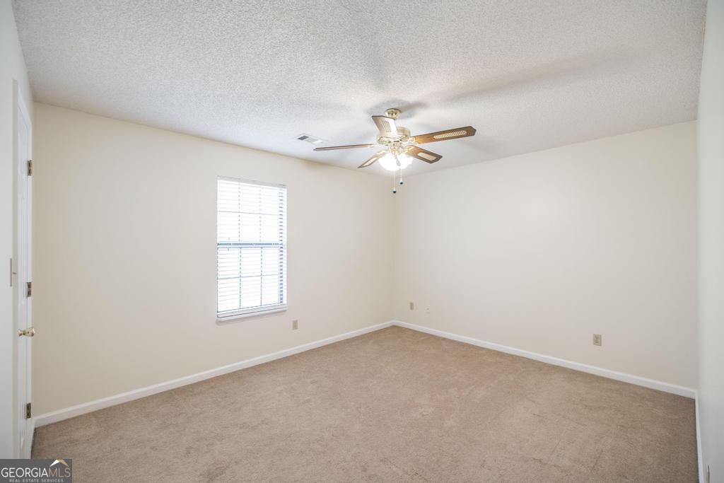 925 West Tanglewood Drive Dublin, GA 31021 - Photo 30 of 43 an empty room with a window