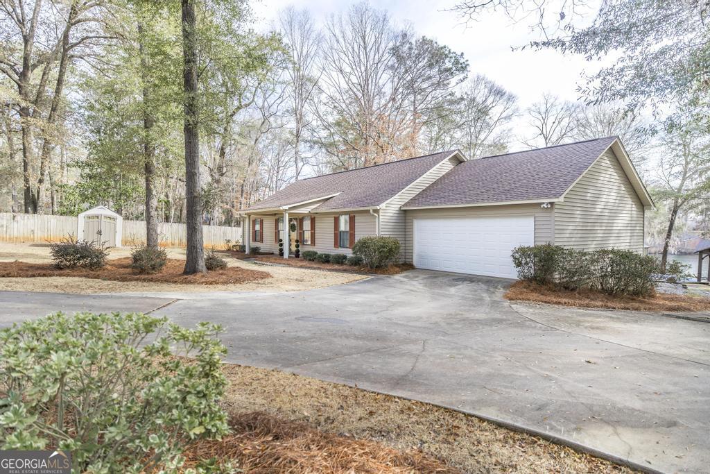 925 West Tanglewood Drive Dublin, GA 31021 - Photo 43 of 43 a front view of a house with a yard and garage