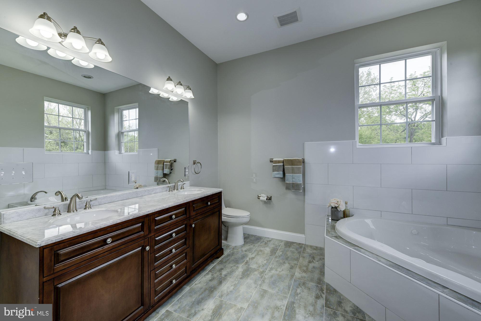 9415 Colesville Road Silver Spring, MD 20901 - Photo 15 of 34 Owner's bath