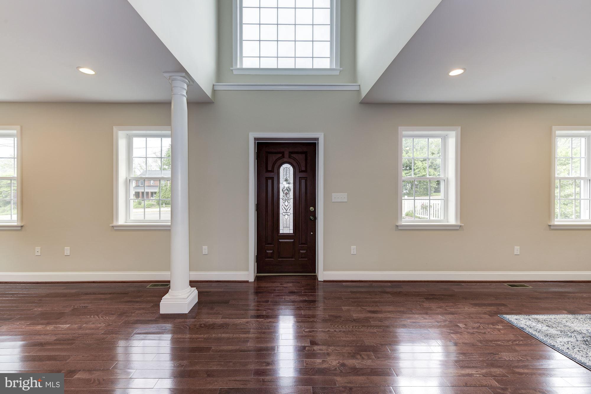 9415 Colesville Road Silver Spring, MD 20901 - Photo 4 of 34 Two-story foyer