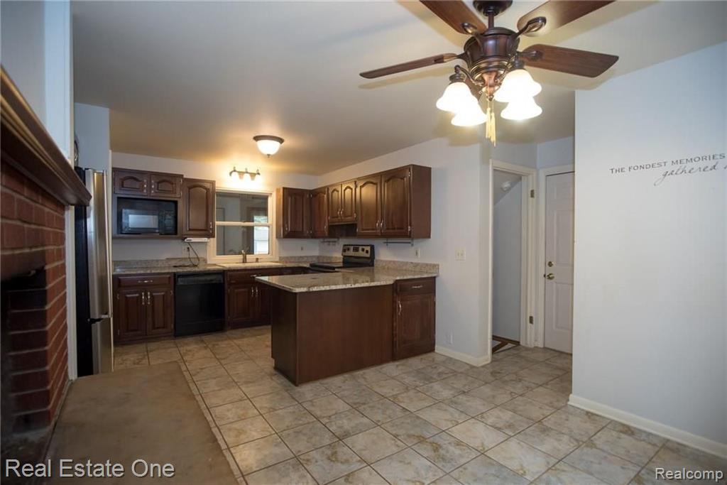 1452 Crest Road Howell, MI 48843 - Photo 6 of 33