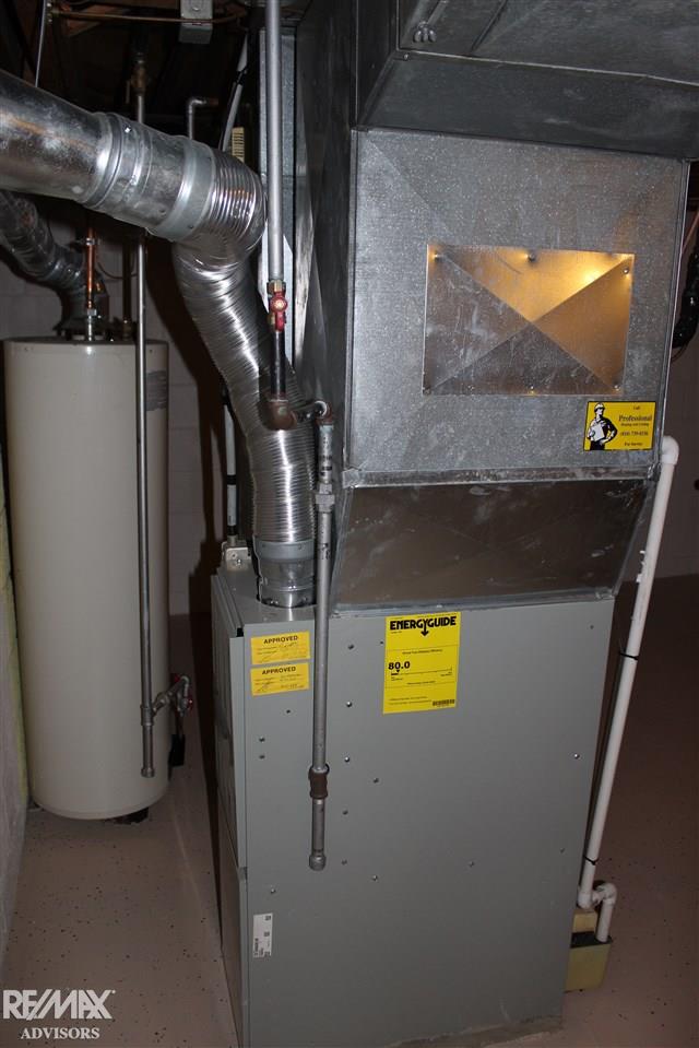 295 Texas Rochester, MI 48309 - Photo 9 of 11 31312242-8.JPG