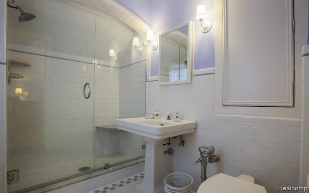 109 Moran Road Grosse Pointe, MI 48236 - Photo 15 of 30 17-photo-web-1680x1050-100753.jpg