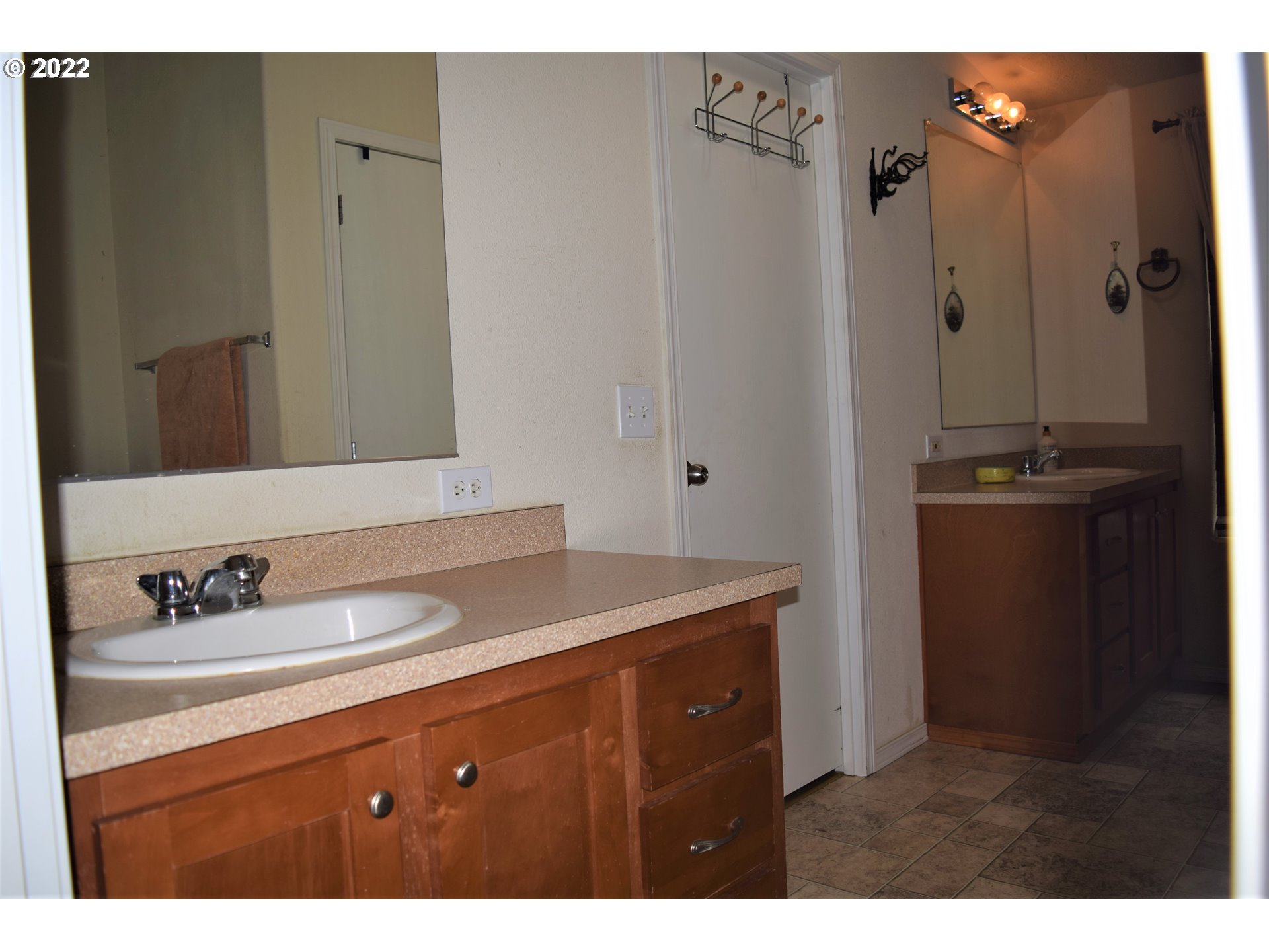 59672 Fairview Road Coquille, OR 97423 - Photo 12 of 32 Owner's Suite Bathroom
